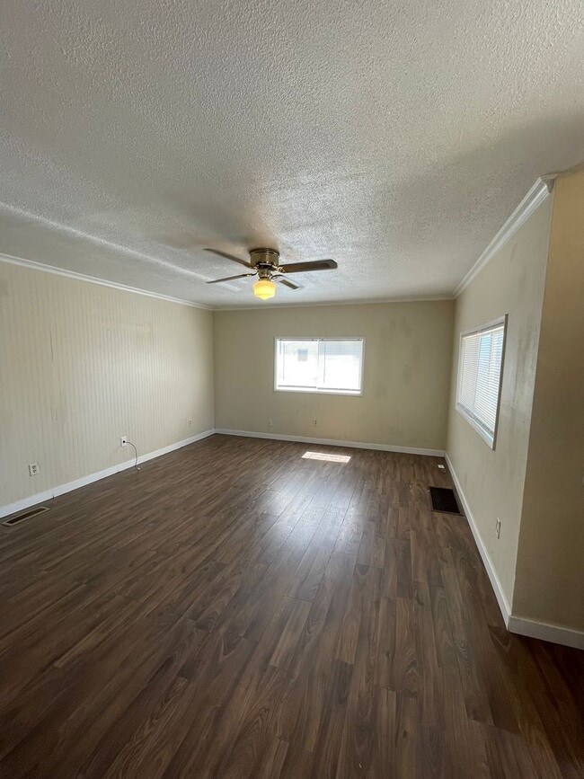 Building Photo - Charming 3bdrm, 1 bath house with fenced y...