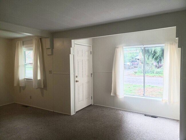 Foto del edificio - Charming Cottage in Woodburn with Large Yard!