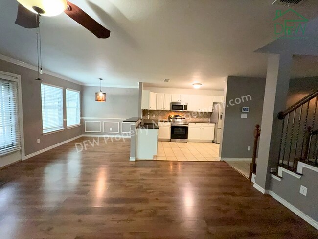 Foto del edificio - Charming 3BR/2.5BA Corner Home in Euless – Pool, Fireplace & Garage!