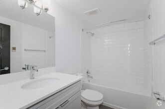 2BR, 1BA - 935SF - Bathroom - 36 River Road East