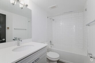 2BR, 1BA - 935SF - Bathroom - 36 River Road East