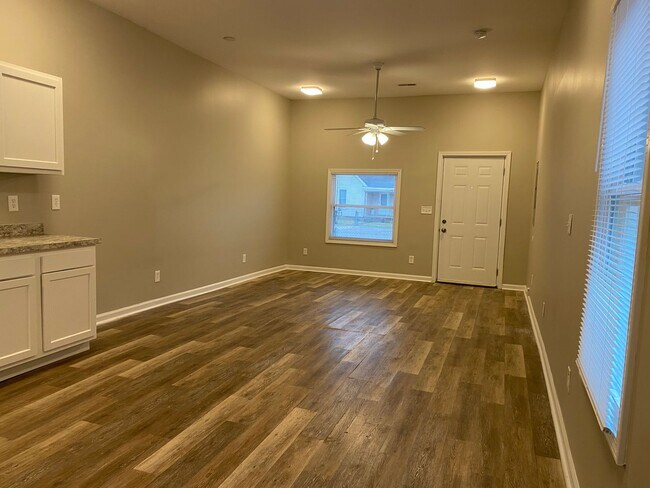 Building Photo - Nicely Remodeled! All Electric! Large 2 Be...