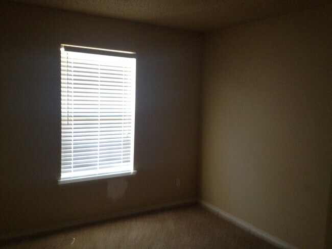 Building Photo - 3 Bedroom 2 Bath Home With Privacy-Fenced ...