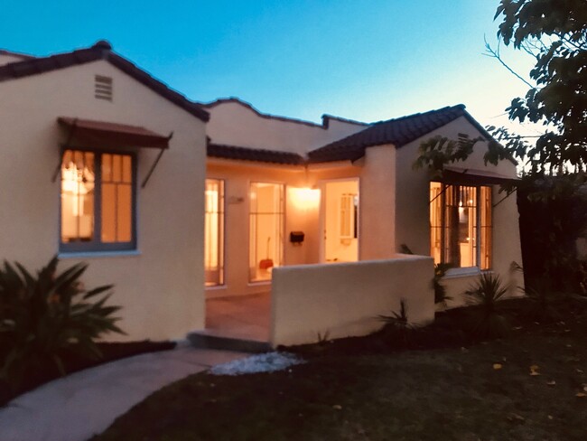 Foto del edificio - SFM Remodeled Home In Glendale with a Larg...