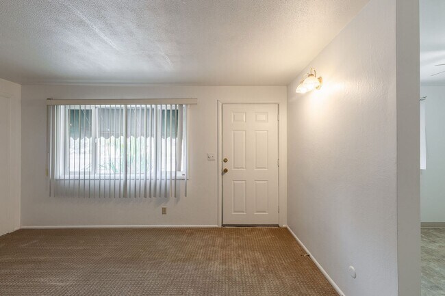 Building Photo - 2 Bedroom 1 Bathroom Unit Available Near B...