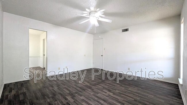 Building Photo - 1802B Azalea Dr