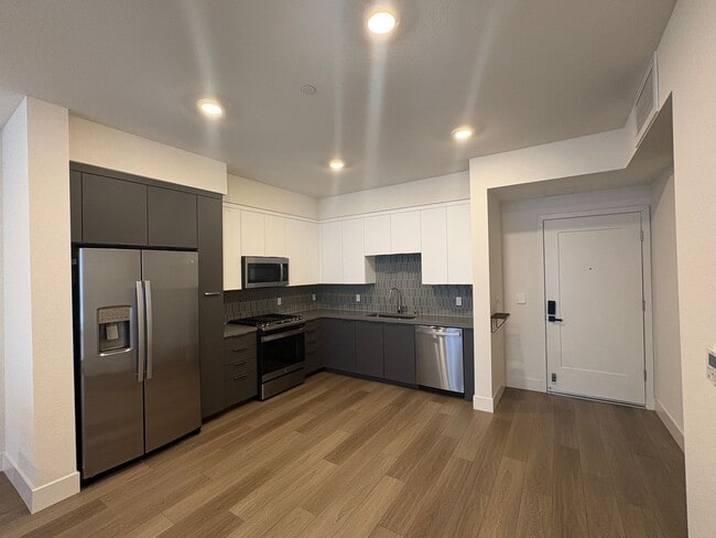 Building Photo - Executive 1 bedroom is seconds from Tesla & Warm Springs BART.