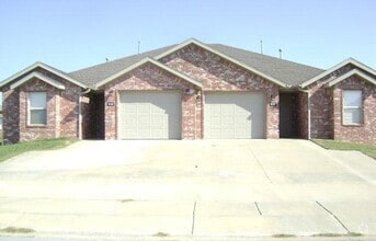Building Photo - 935 Kensington Dr
