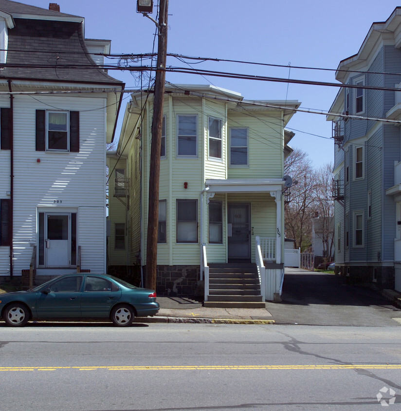 Building Photo - 303 Bay St
