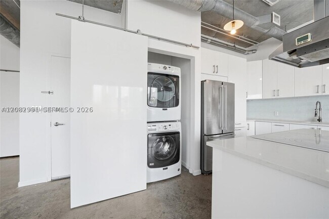 Foto del edificio - 10 SW South River Dr