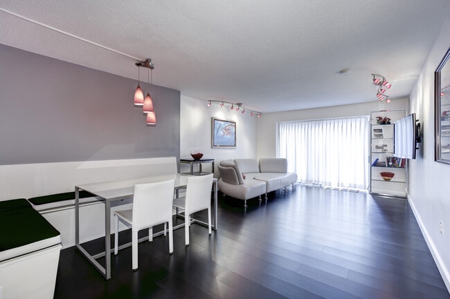 Building Photo - Contemporary 2 Bed 2.5 Bath Condo in Georg...