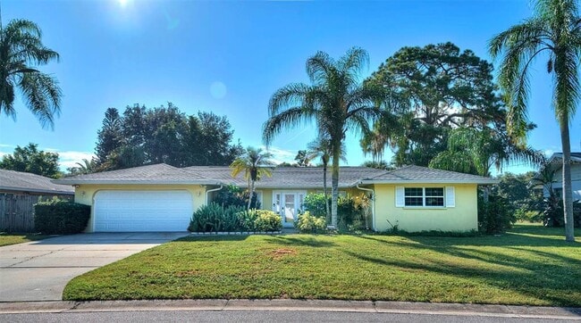 Building Photo - 3960 Breezemont Dr