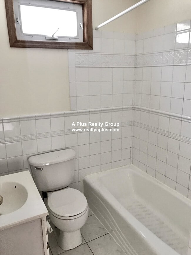 Building Photo - 336 Centre St