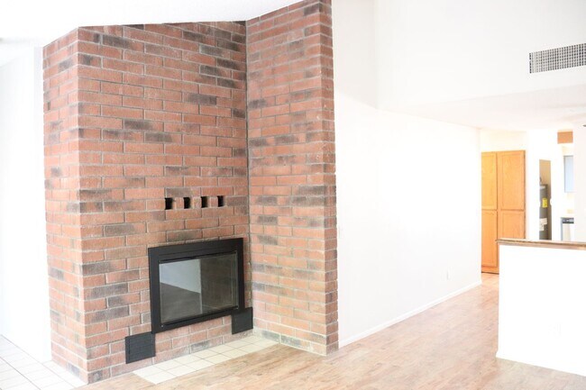 Building Photo - Great Townhouse