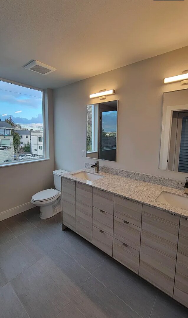 Foto del edificio - Newer end unit 2 bed 2 bath townhome w/ amazing views