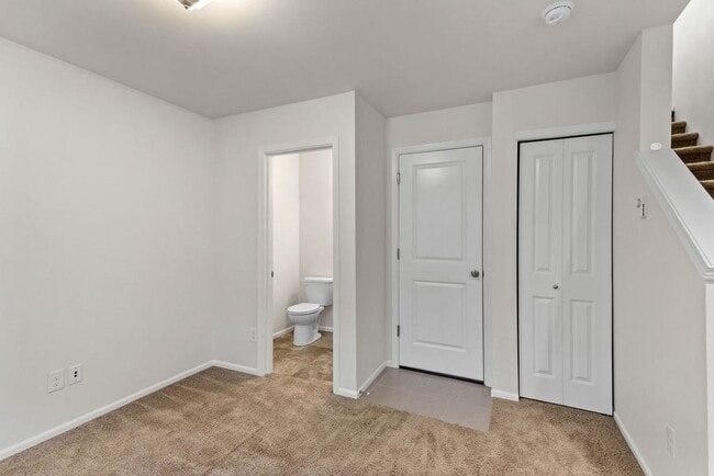 Building Photo - Spaciously Modern Tri Level Townhome for Rent in North Everett