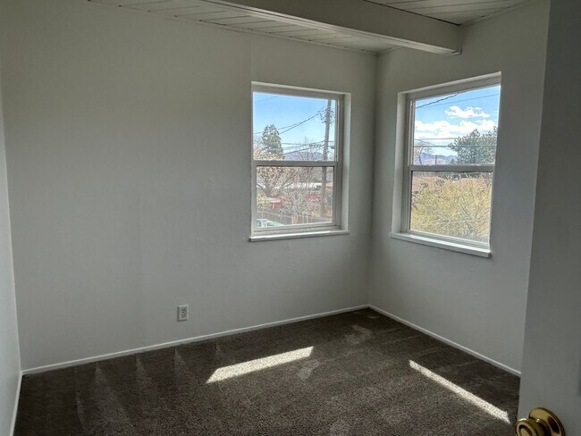 Building Photo - 590 Denslowe Dr