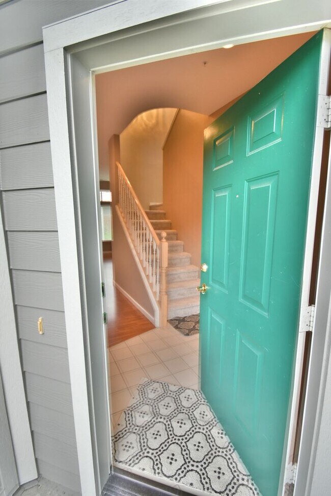 Building Photo - 3bd/2.5ba Edmonds Home