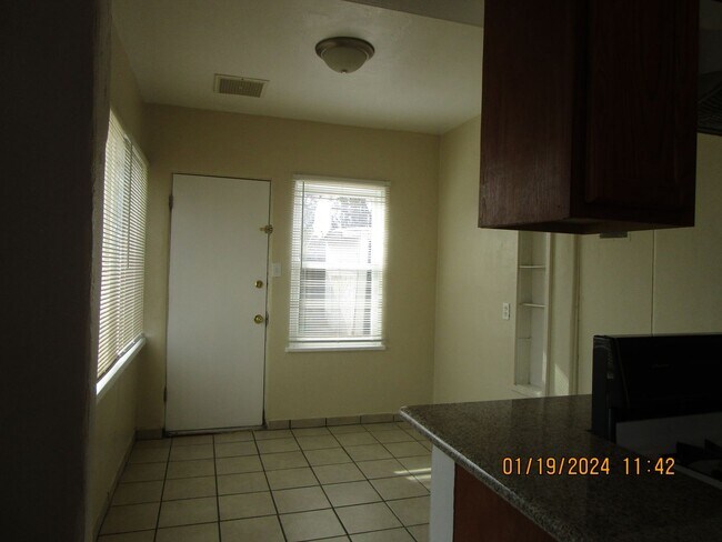 Foto del edificio - East Bakersfield Home COMING SOON