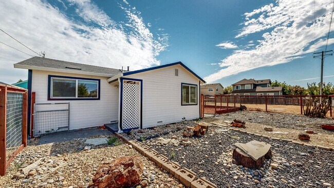 Building Photo - 2132 Dennis Ln