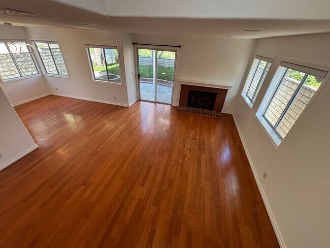 Foto del edificio - Spacious 3-Bedroom Stevenson Ranch Home with Downstairs Suite!