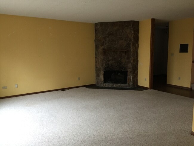 Building Photo - Springbrook Duplex
