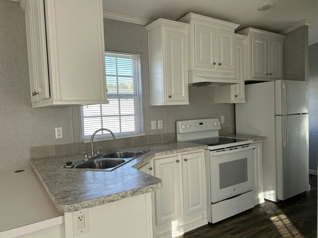 Building Photo - 6941 MacDonald Ct