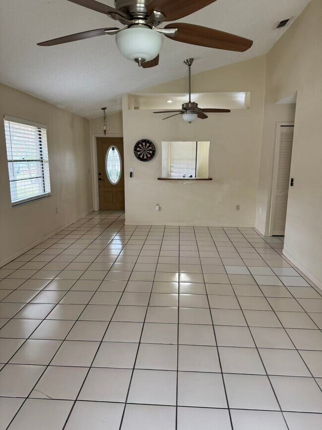 Building Photo - 4370 Sandhurst Dr