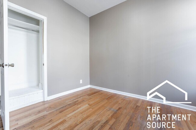 Building Photo - 907 W Belmont Ave