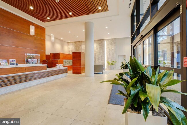 Building Photo - 3800 Powell Ln