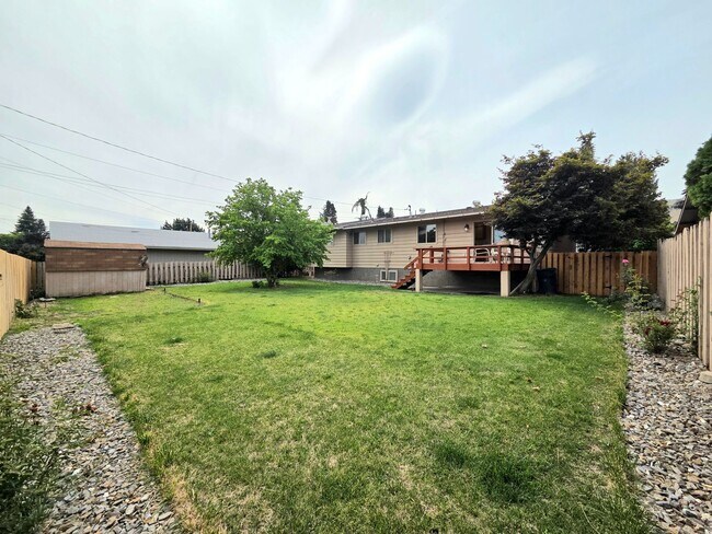 Foto del edificio - Over Sized 3-Bed, 2.5-Bath SFH w/ 2-Car Garage, & Fenced Backyard!