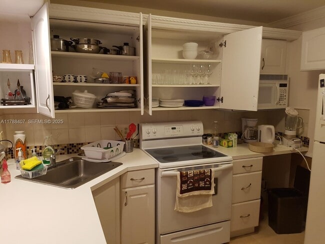 Building Photo - 3740 Inverrary Dr