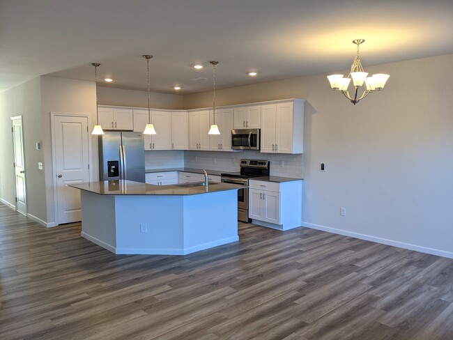 Foto del edificio - 3 BEDROOM TOWNHOME DOWNTOWN CONCORD-GREENW...