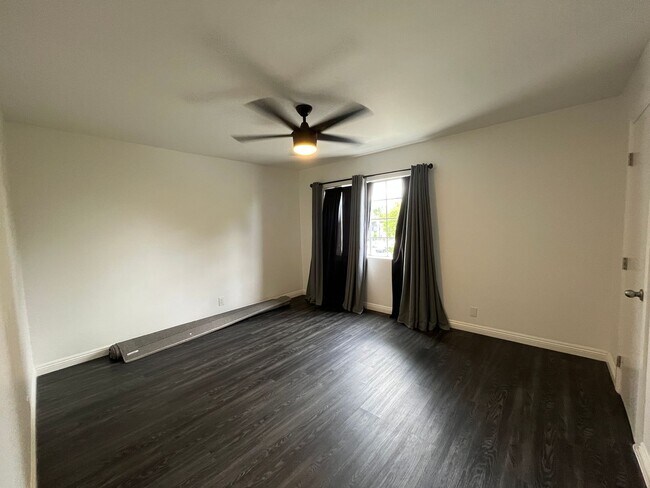 Foto del edificio - MOVE-IN READY 1+1 w/gated entry, 2 parking spaces + pool!