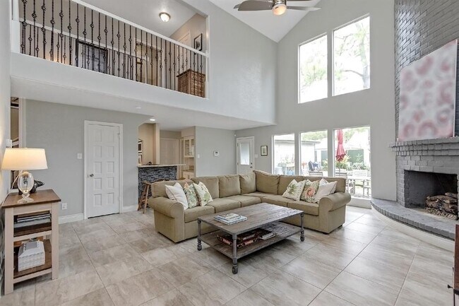 Foto del edificio - 11010 Holly Springs Dr