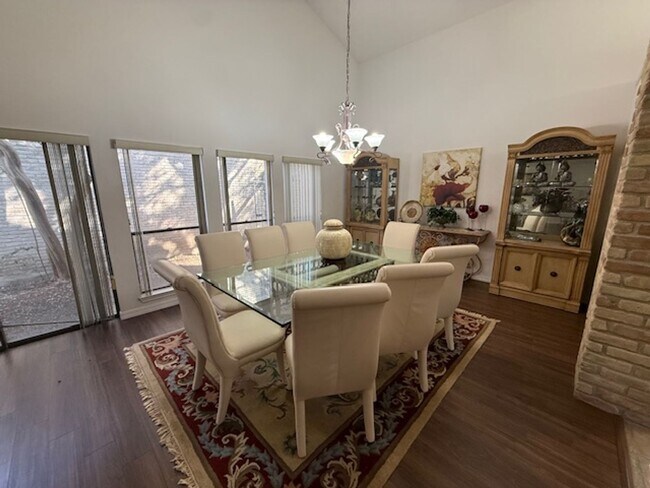 Foto del edificio - Prestigious Gated Living in Mission Trace-...