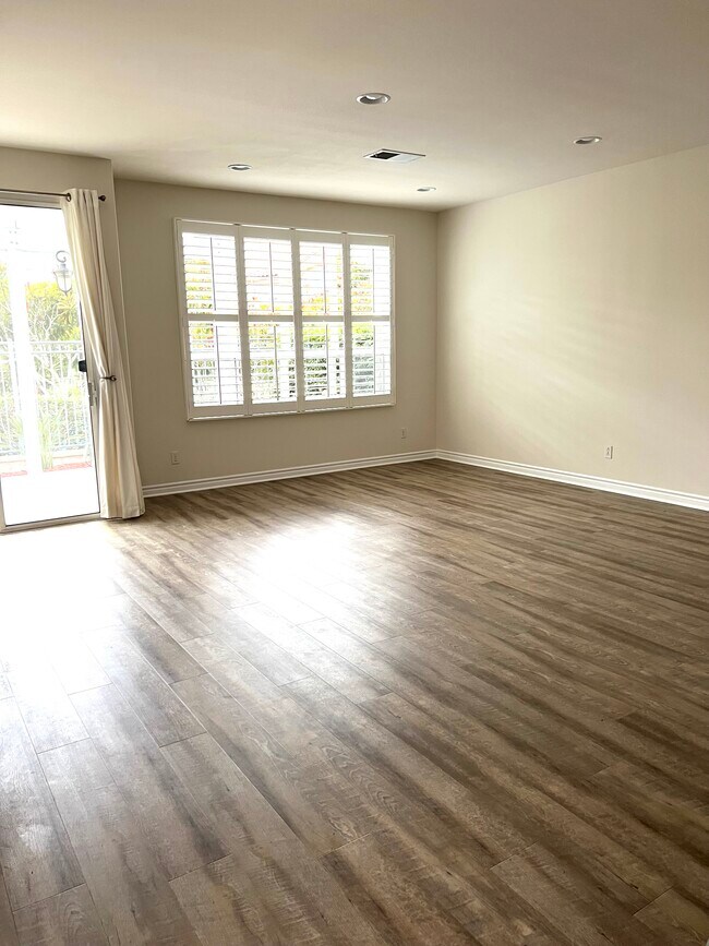 Sala de estar desde la entrada - 5532 Renaissance Ave