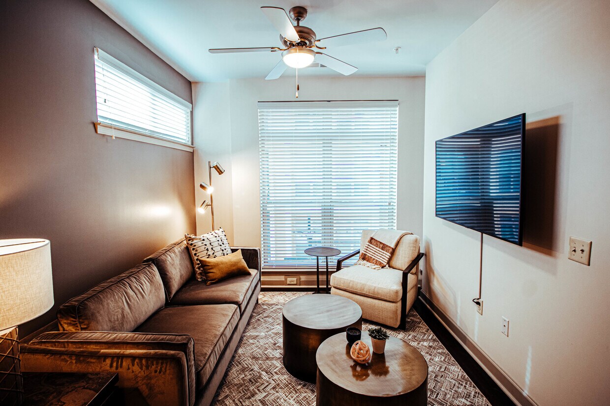 Foto principal - 2400 Charlotte Ave