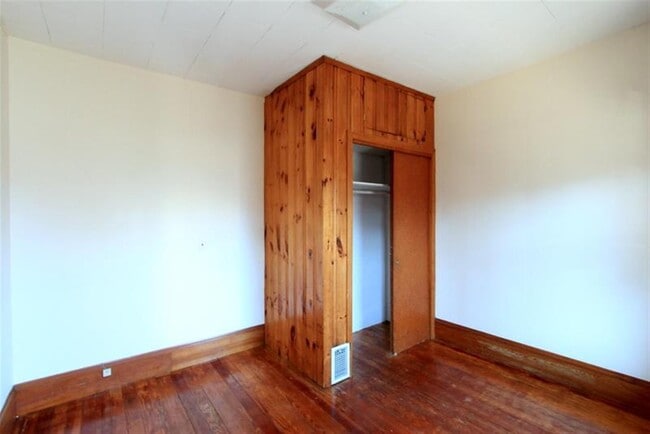 Foto del edificio - 92 Rogers Ave