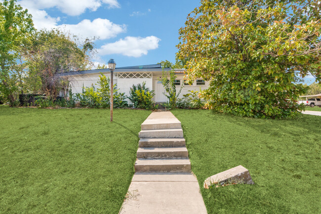 Foto del edificio - 5155 Trail Lake Dr