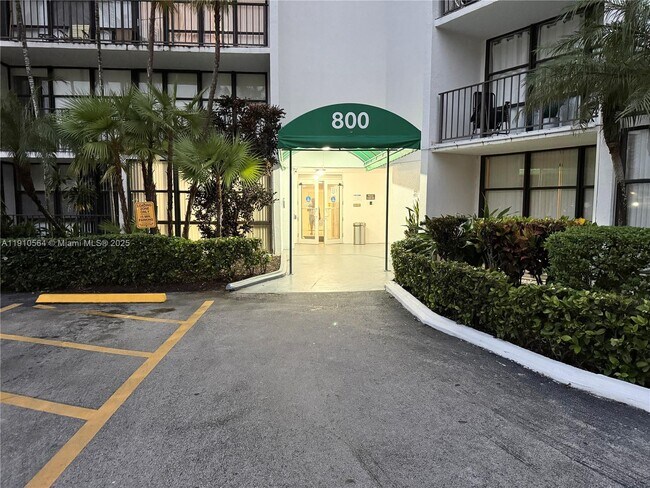 Foto del edificio - 800 Parkview Dr