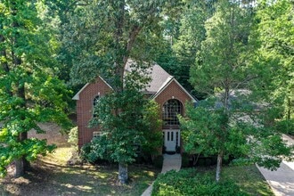 Building Photo - 1002 Amesbury Ct