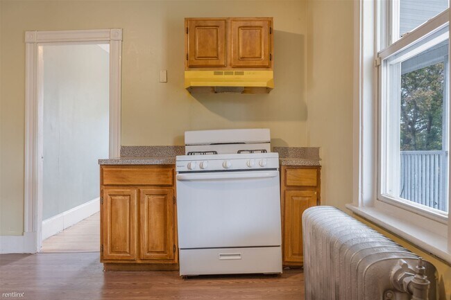 Building Photo - 3 br, 1 bath Triplex - 10 Bearse Ave