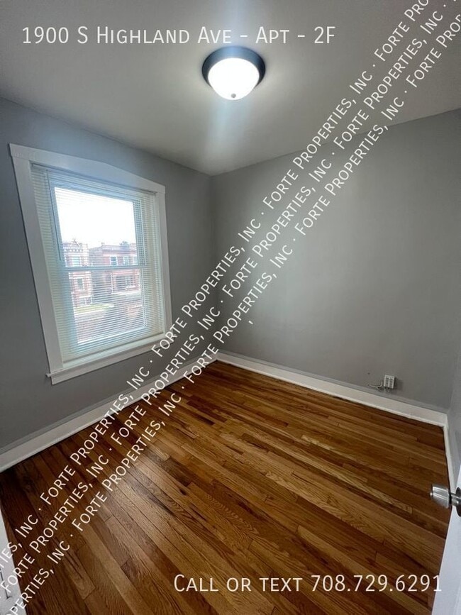 Building Photo - Top Unit with 2 beds/1bath