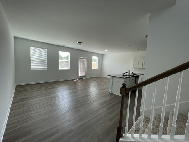 Building Photo - 5765 Thornton Dr