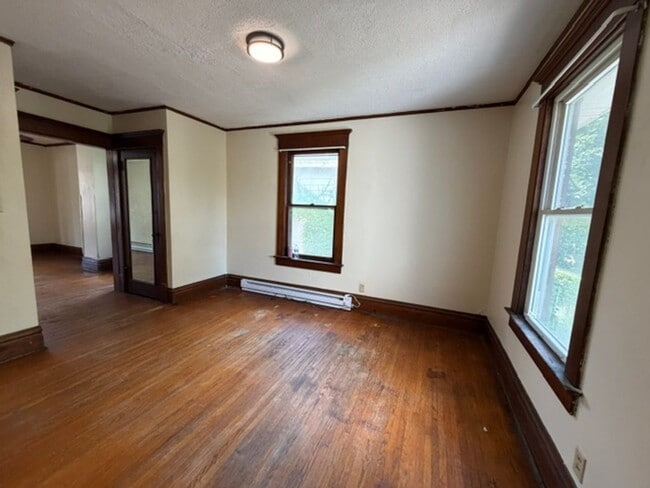Building Photo - 1605-1605 N Linn St