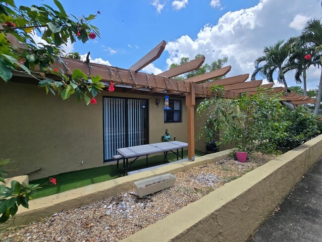 Building Photo - 1155 White Pine Dr