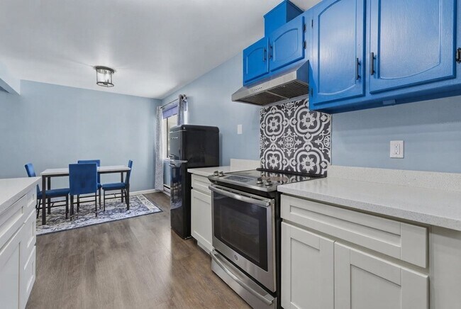 Building Photo - 2500 Miramar Ave