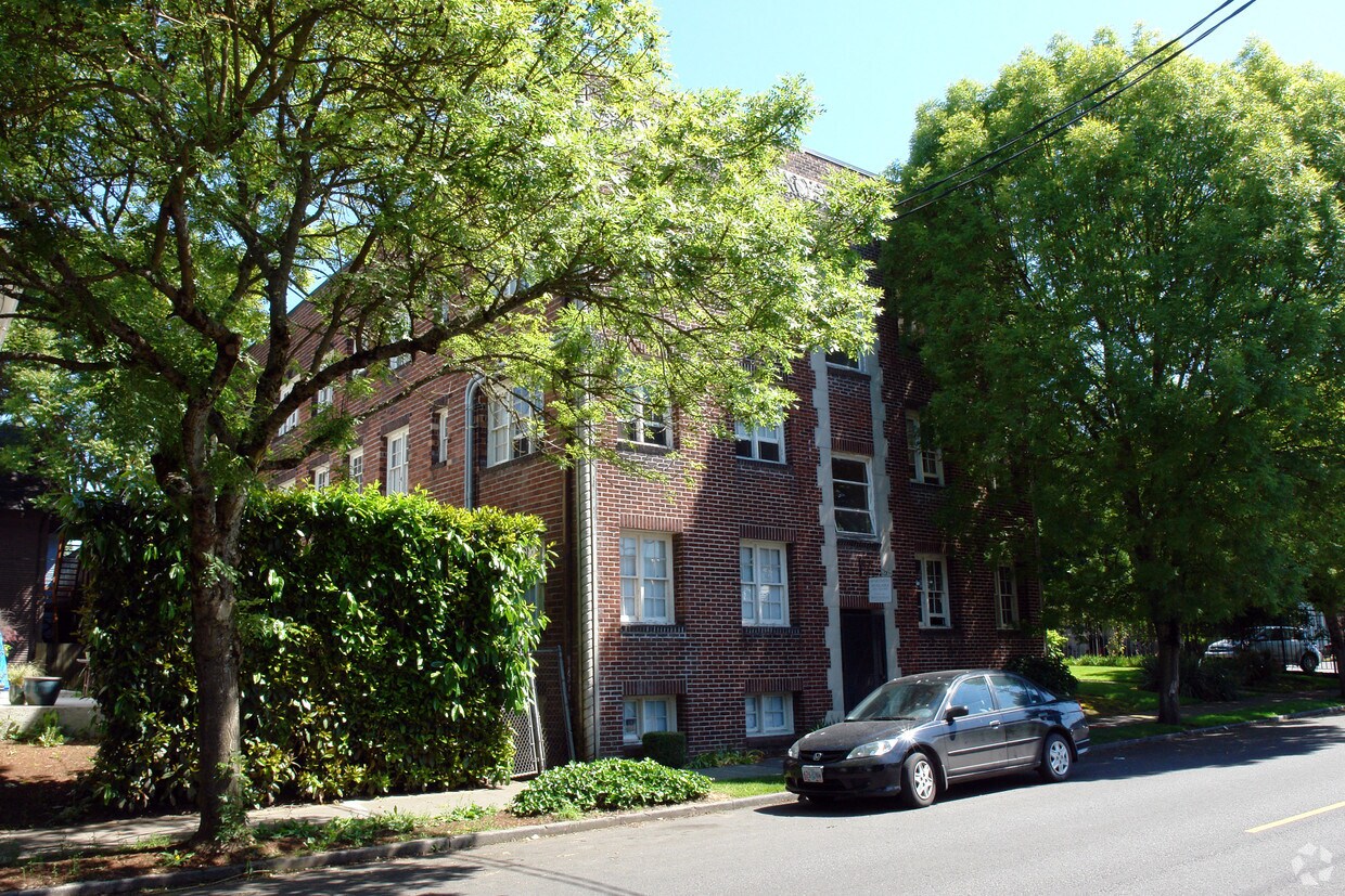 Adare Manor Apartments Apartments in Portland, OR