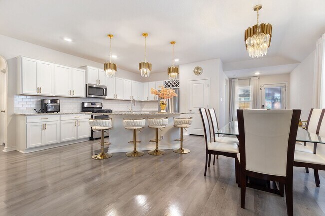 Building Photo - 4bd/2ba/Outdoor Kitchen! - Rare Gem of A R...
